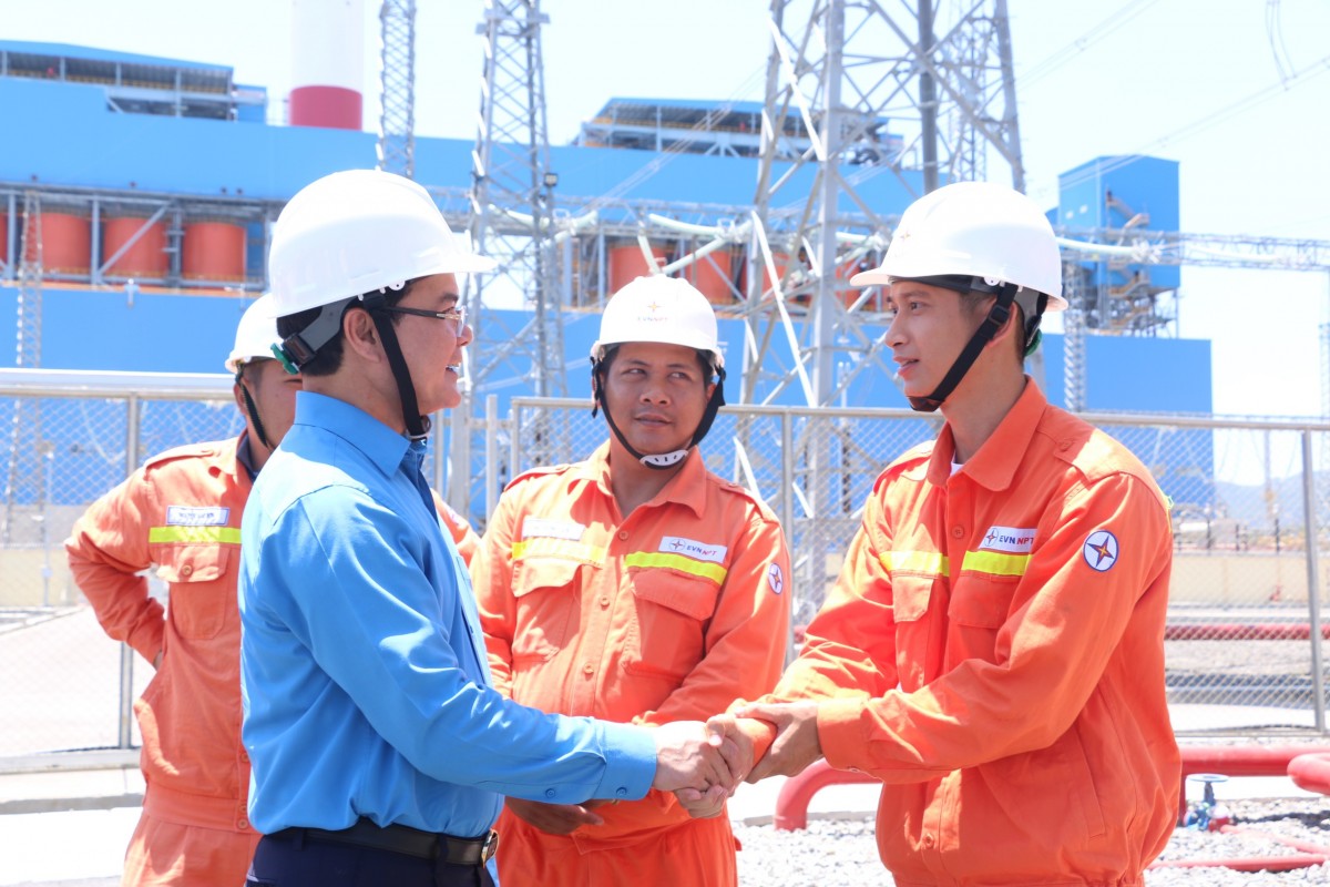 3 LÝ DO NÊN SỬ DỤNG ĐỒ BẢO HỘ LAO ĐỘNG KHI LÀM VIỆC 4 z4244879413955 d586c480ba1858179d2954ba8f03026120250323194521